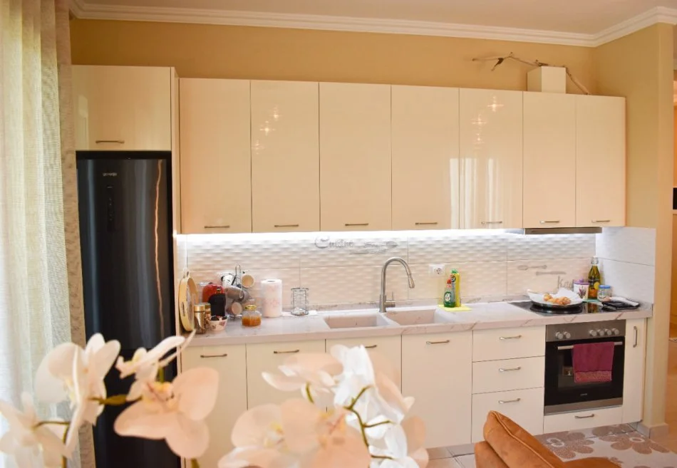 Durres, jepet me qera 1+1+Ballkon Kati 3, 72 m² 10.000 € (Gjiri i Lalzit)