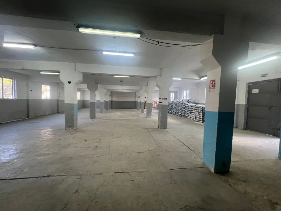 Tirane, jepet me qera magazine Kati 0, 400 m² 1.400 € 