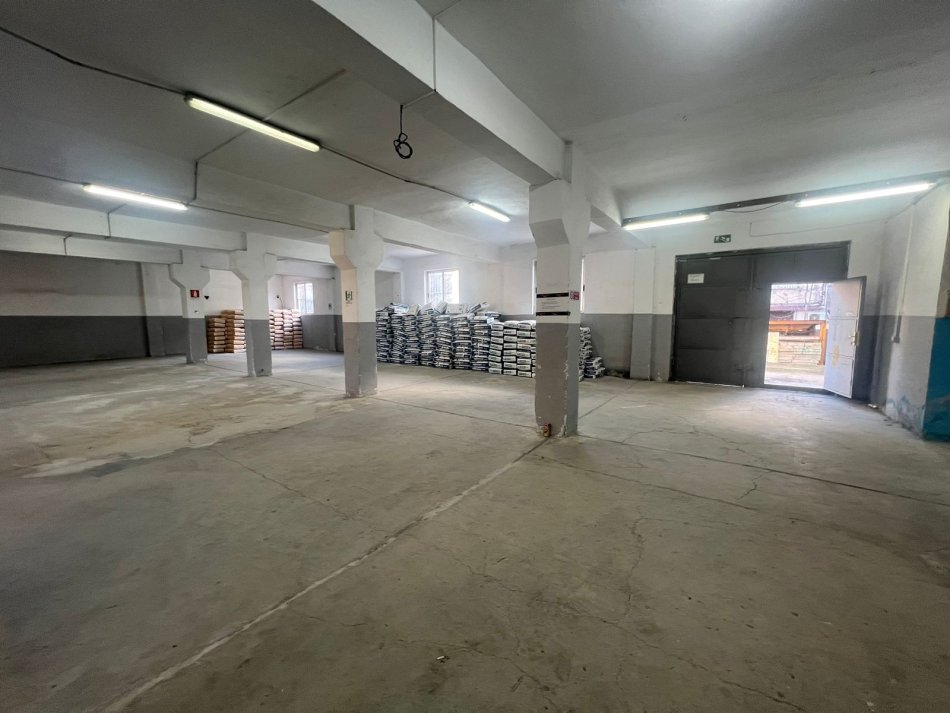Tirane, jepet me qera magazine Kati 0, 400 m² 1.400 € 