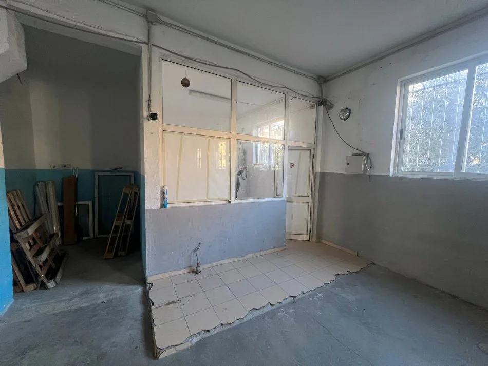 Tirane, jepet me qera magazine Kati 0, 400 m² 1.400 € 