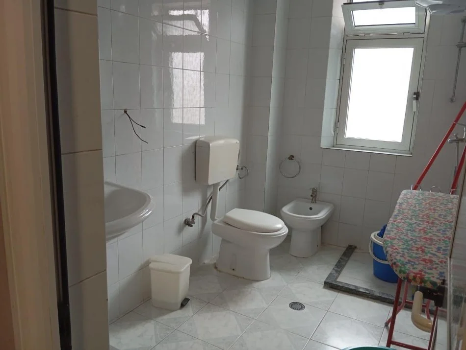 Tirane, jepet me qera apartament 1+1 , 450 € (Ferit Xhajko)