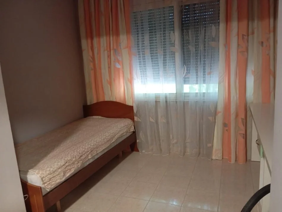 Tirane, jepet me qera apartament 1+1 , 450 € (Ferit Xhajko)
