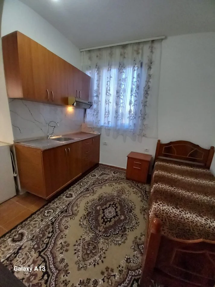 Tirane, jepet me qera garsonier 1+1 Kati 1, 30 m² (Mbrapa Skrapit, Fundi Rruges Jordan Misja)