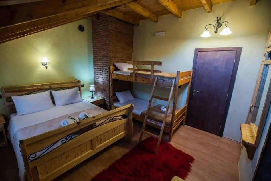 Korce, shitet hotel , 330 m² 2300000 milion (Voskopoje)