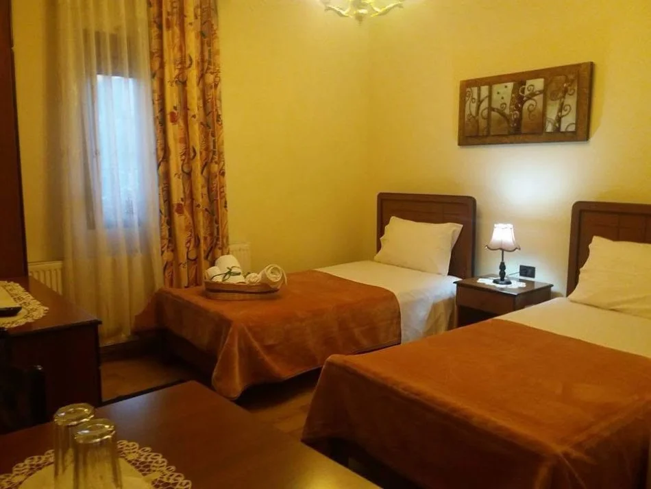 Korce, shitet hotel , 330 m² 2300000 milion (Voskopoje)