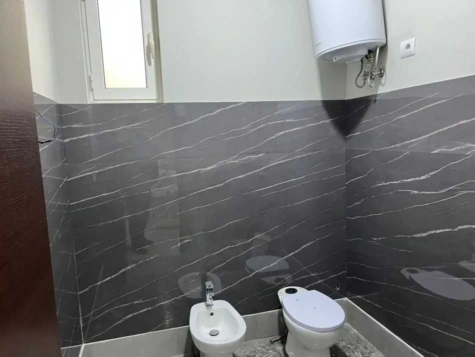 Tirane, jepet me qera shtepi 1+1+Ballkon Kati 0, 60 m² 600 € (SAUK I VJETER)