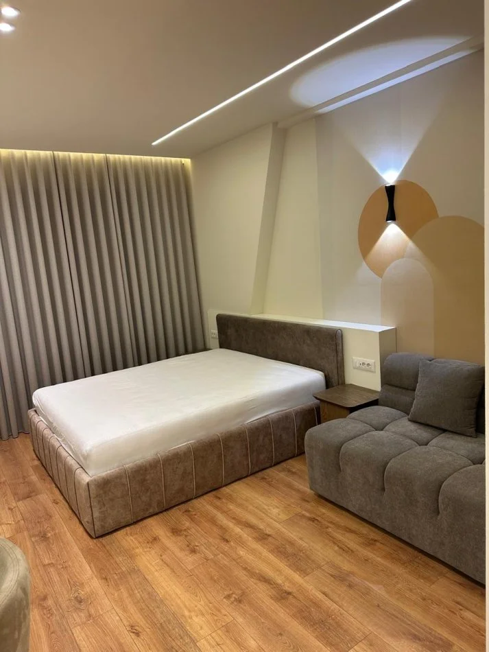 Tirane, jepet me qera garsonier Kati 5, 40 m² 500 € (Shkolla Kuqe)