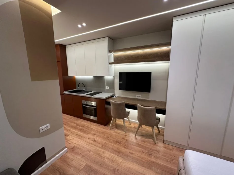 Tirane, jepet me qera garsonier Kati 5, 40 m² 500 € (Shkolla Kuqe)