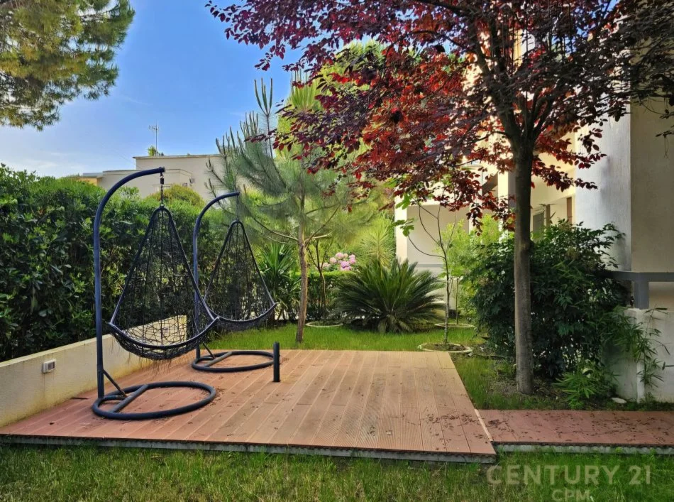 Tirane, shitet Vile 4+1+Ballkon Kati 3, 736 m² 800.000 € (Gjiri I Lalzit)