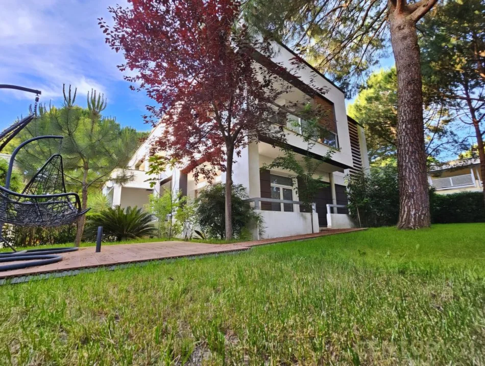 Tirane, shitet Vile 4+1+Ballkon Kati 3, 736 m² 800.000 € (Gjiri I Lalzit)