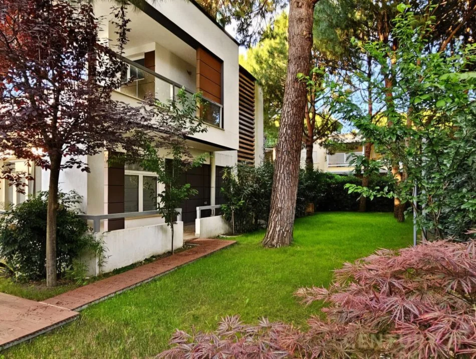 Tirane, shitet Vile 4+1+Ballkon Kati 3, 736 m² 800.000 € (Gjiri I Lalzit)