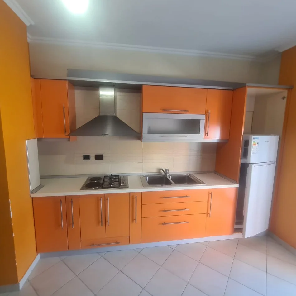 Tirane, jepet me qera apartament 1+1+Ballkon Kati 4, 75 m² 420 € (RRUGA BILAL SINA)