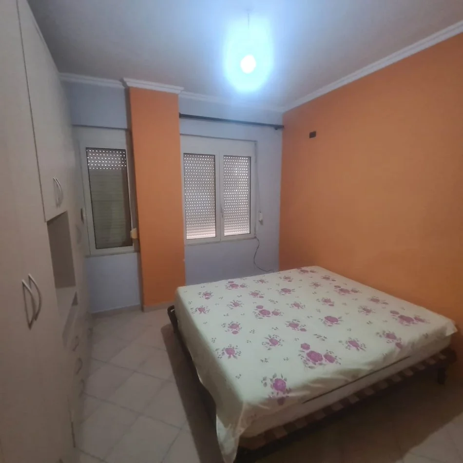 Tirane, jepet me qera apartament 1+1+Ballkon Kati 4, 75 m² 420 € (RRUGA BILAL SINA)