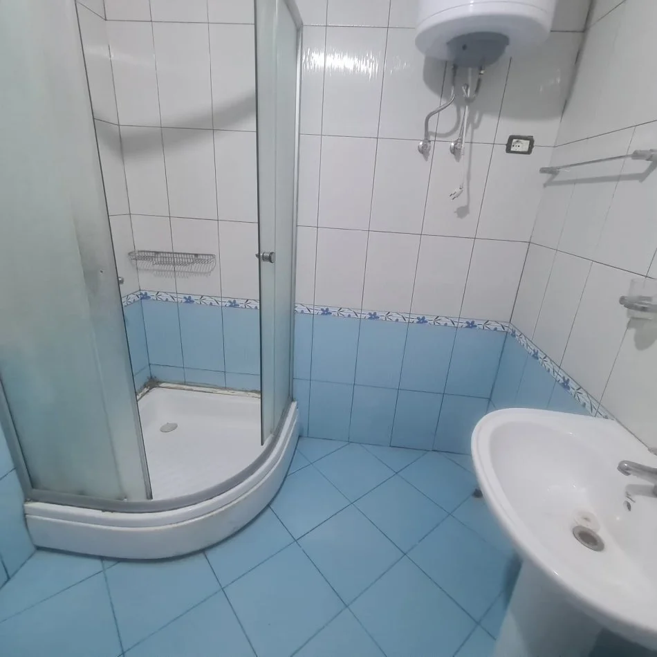 Tirane, jepet me qera apartament 1+1+Ballkon Kati 4, 75 m² 420 € (RRUGA BILAL SINA)