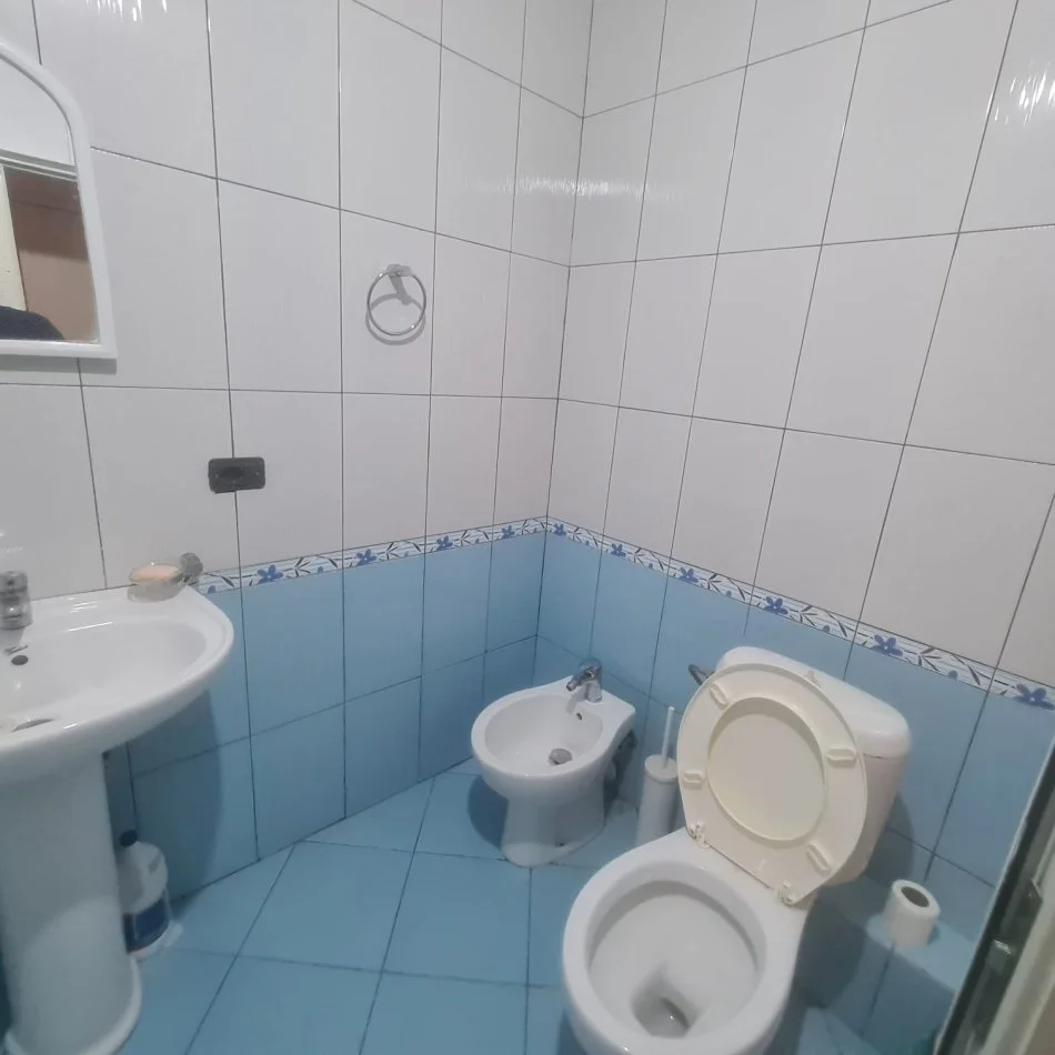 Tirane, jepet me qera apartament 1+1+Ballkon Kati 4, 75 m² 420 € (RRUGA BILAL SINA)