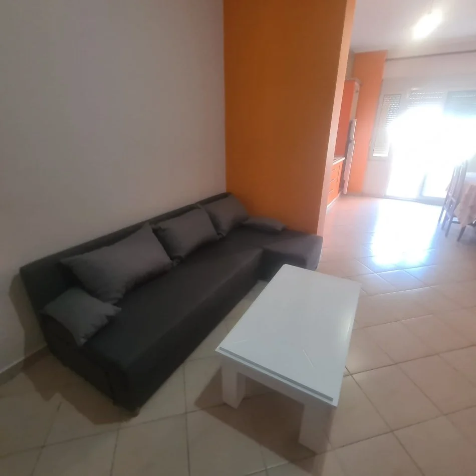 Tirane, jepet me qera apartament 1+1+Ballkon Kati 4, 75 m² 420 € (RRUGA BILAL SINA)