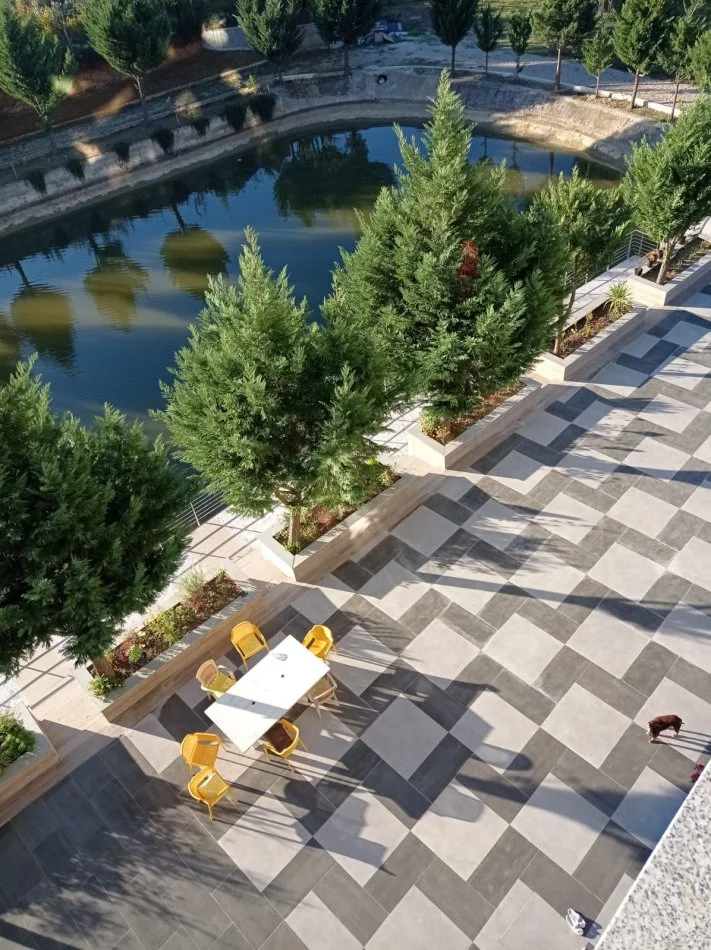 Tirane, shitet Hotel  prane Teg , 1290 m2 nderim, liqen privat. (Daias)