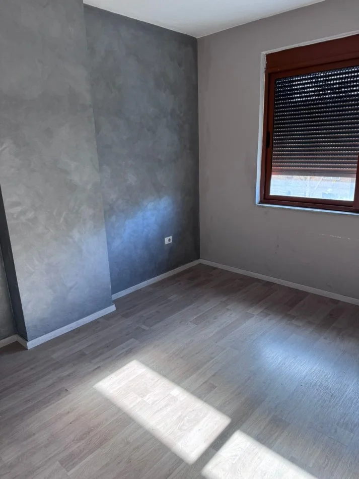Tirane, jepet me qera 2+1 stacioni i trenit Kati 4, 100 m² 550 € (Bulevardi i Ri)