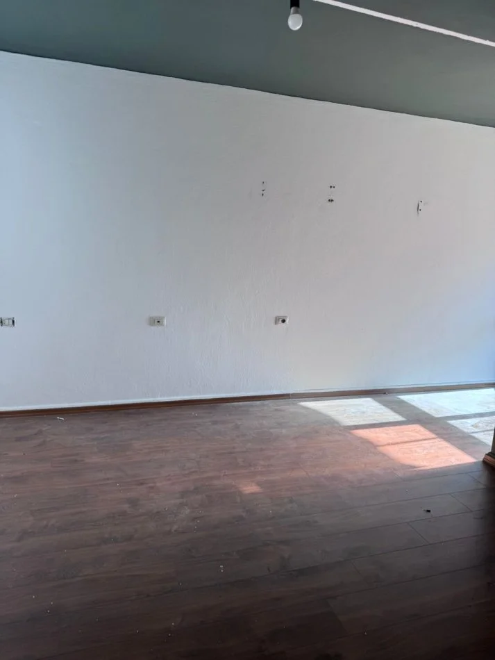 Tirane, jepet me qera 2+1 stacioni i trenit Kati 4, 100 m² 550 € (Bulevardi i Ri)