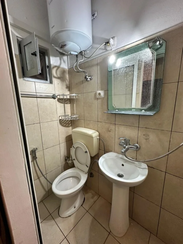 Tirane, jepet me qera apartament Kati 1, 20 m² 300 € (21 Dhjetori)