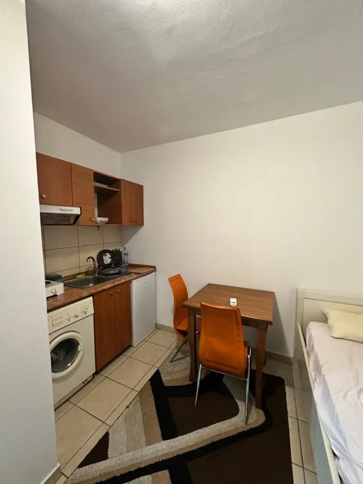 Tirane, jepet me qera apartament Kati 1, 20 m² 300 € (21 Dhjetori)