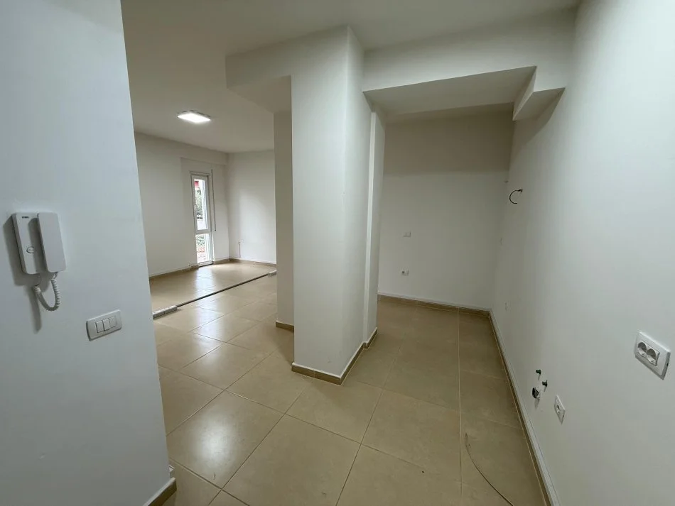 Tirane, jepet me qera zyre Kati 2, 92 m² 950 € (Rruga e Kosovareve)