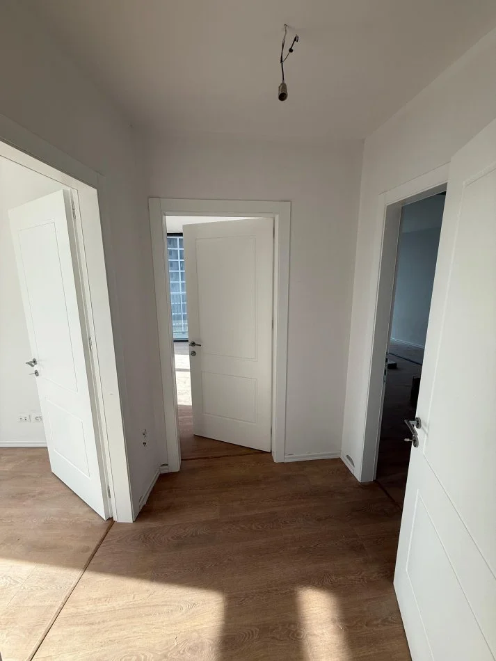 Tirane, jepet me qera ambjent biznesi Kati 7, 215 m² 2.600 € (Liqeni Artificial)