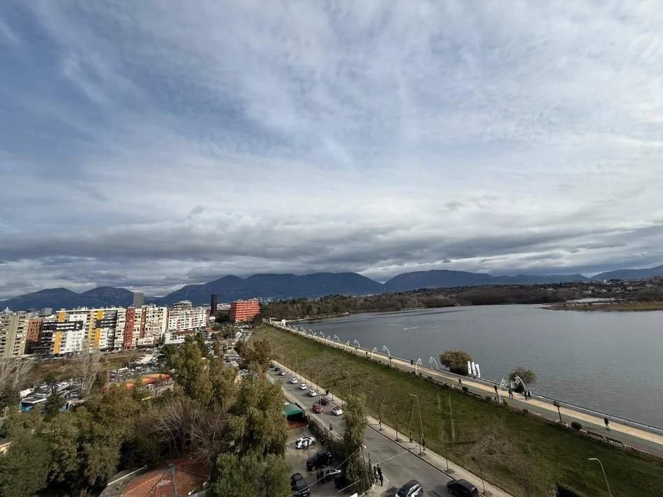 Tirane, jepet me qera ambjent biznesi Kati 7, 215 m² 2.600 € (Liqeni Artificial)