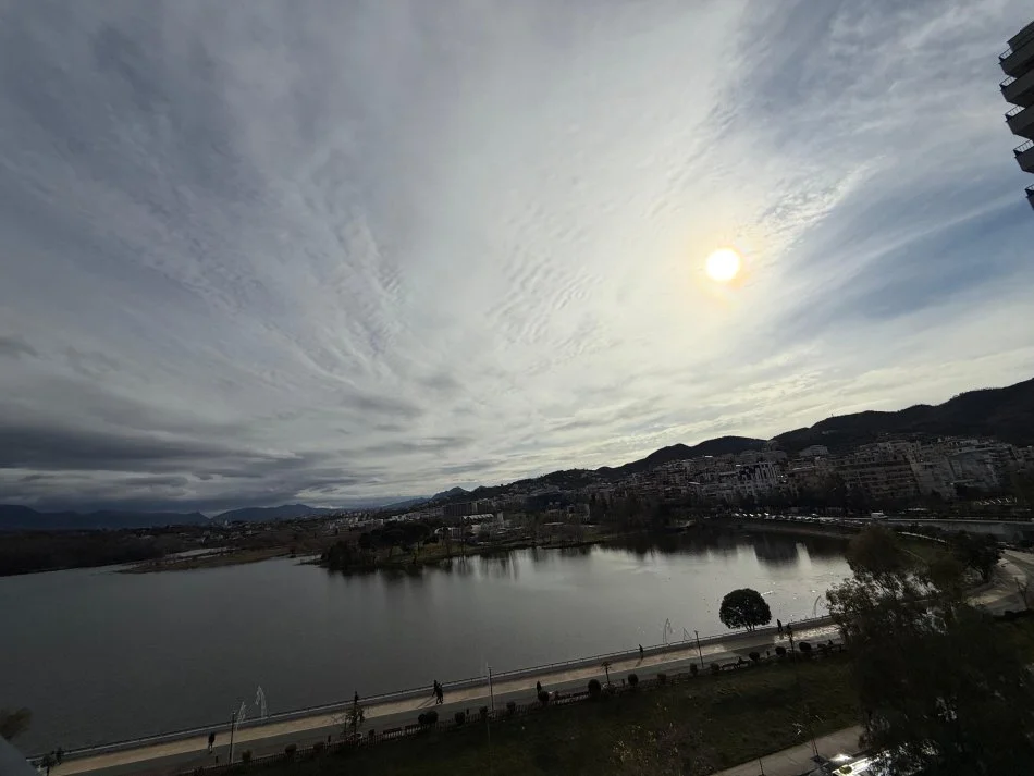 Tirane, jepet me qera ambjent biznesi Kati 7, 215 m² 2.600 € (Liqeni Artificial)