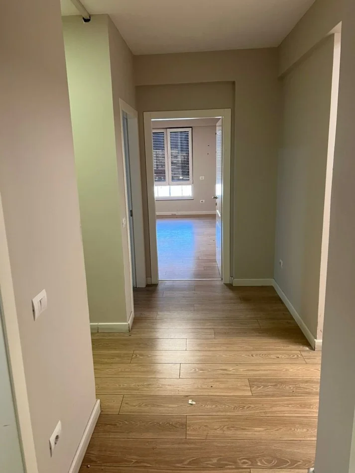 Tirane, jepet me qera zyre Kati 8, 200 m² 2.500 € (Rruga Myslym Shyri)