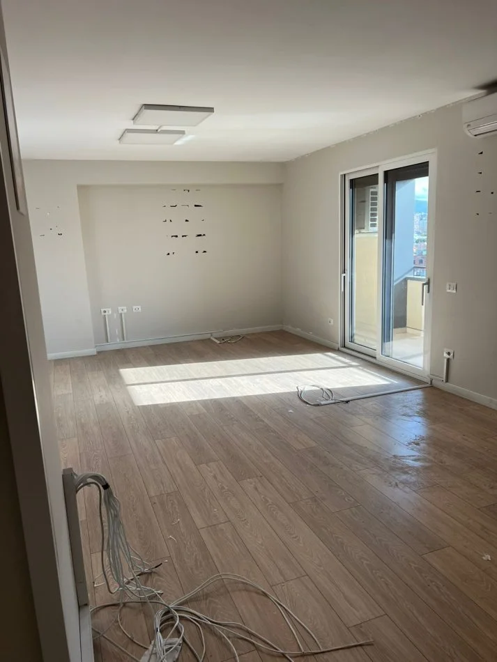 Tirane, jepet me qera zyre Kati 8, 200 m² 2.500 € (Rruga Myslym Shyri)