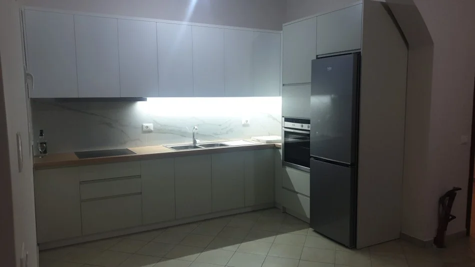 Tirane, jepet me qera apartament 2+1+Aneks+Ballkon , 350 € (Farke)