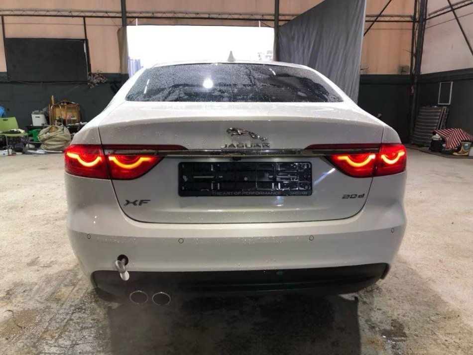 Tirane, shitet makine Jaguar Nafte, e bardhë automatik Klima 105.000 km 16.500 €
