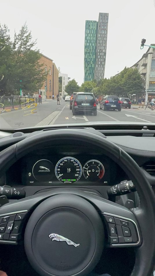 Tirane, shitet makine Jaguar Nafte, e bardhë automatik Klima 105.000 km 16.500 €