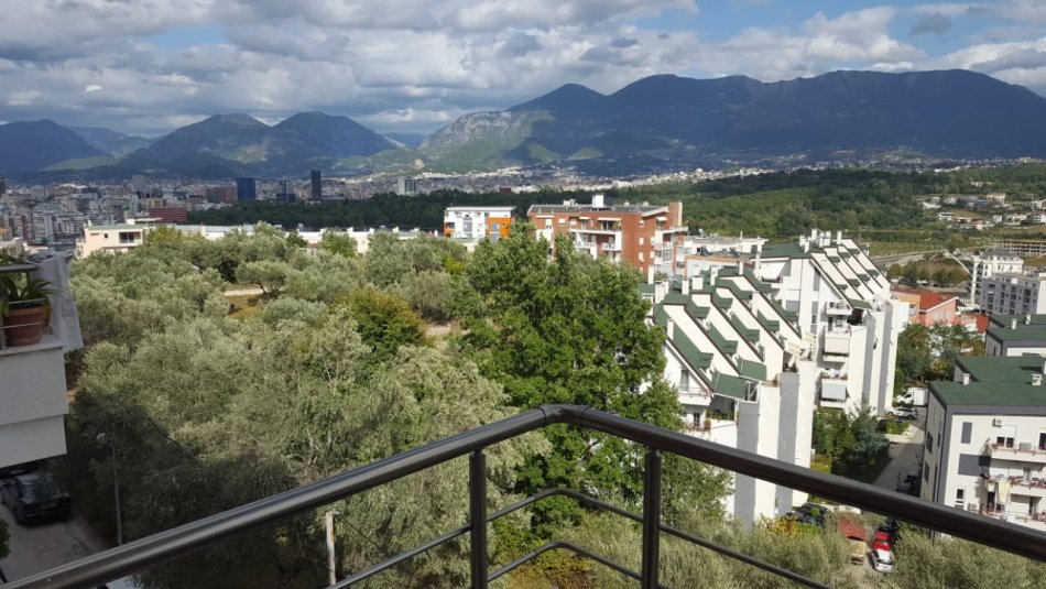 Tirane, jepet me qera apartament 2+1+Ballkon Kati 3, 90 m² 680 € (Rruga Peti)