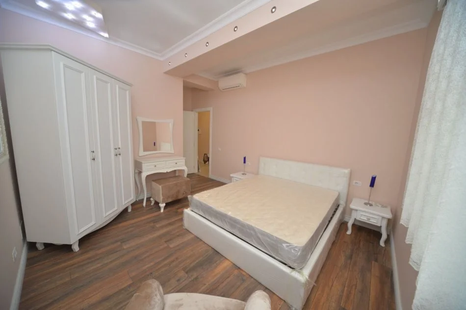 Tirane, jepet me qera Vile 3+1+Ballkon Kati 1, 107 m² 1.000 € (Sauk)