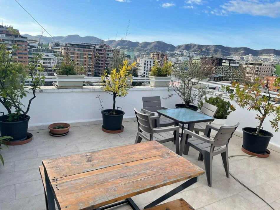 Tirane, jepet me qera apartament 2+1+Ballkon Kati 7, 130 m² 1.300 € (Bllok, Sky Tower)