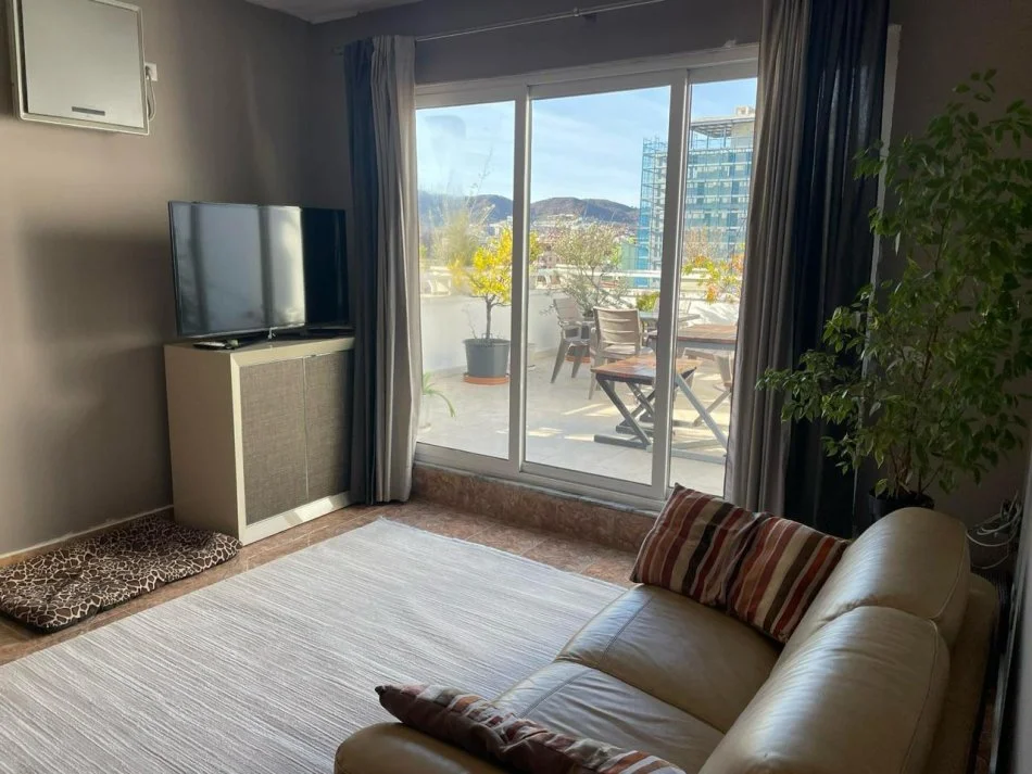 Tirane, jepet me qera apartament 2+1+Ballkon Kati 7, 130 m² 1.300 € (Bllok, Sky Tower)