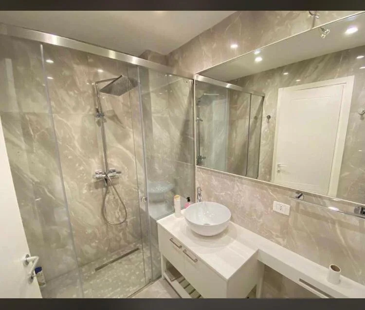 Tirane, jepet me qera apartament 2+1+Ballkon Kati 5, 122 m² 1.250 € (Kompleksi Delijorgji)