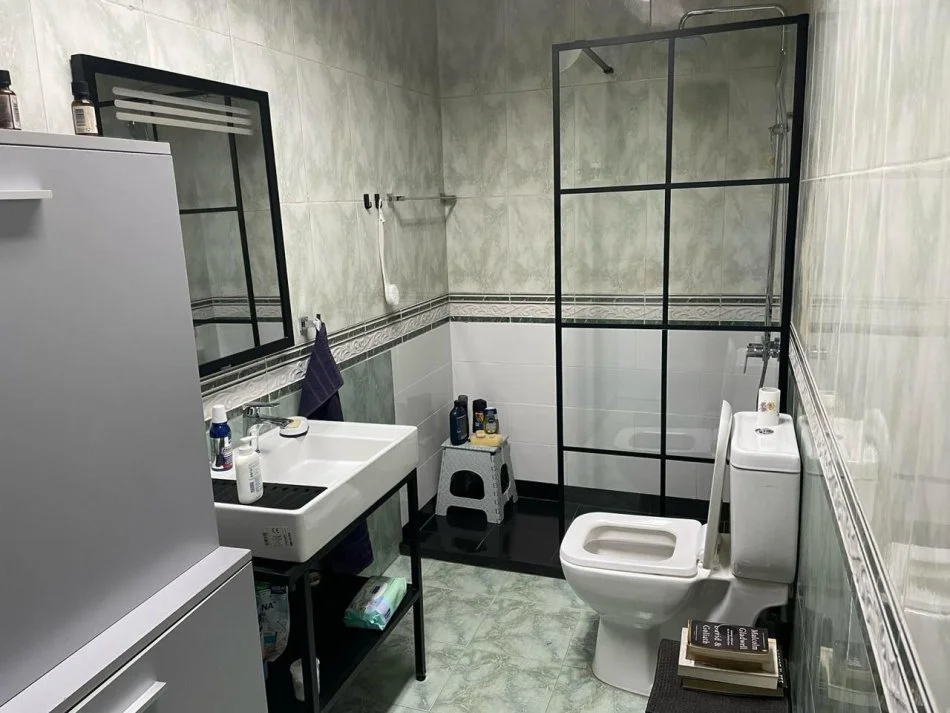 Tirane, jepet me qera apartament 2+1+Ballkon Kati 7, 130 m² 1.300 € (Bllok, Sky Tower)