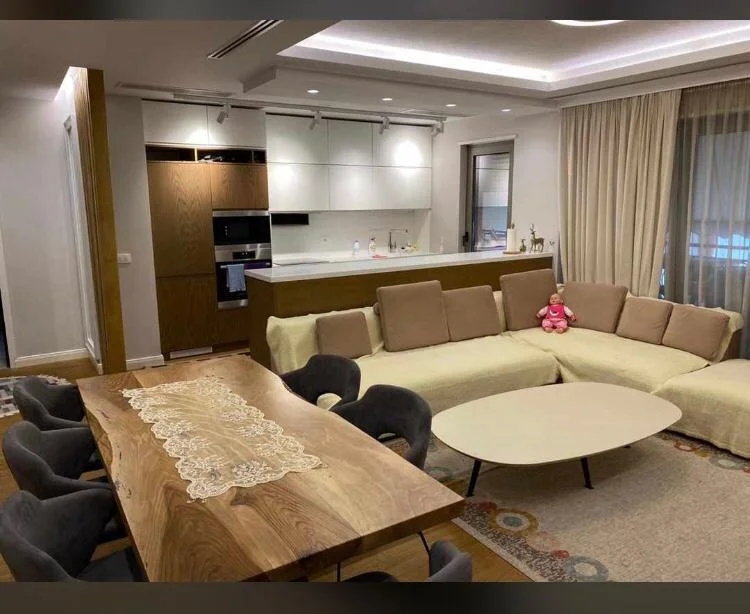 Tirane, jepet me qera apartament 2+1+Ballkon Kati 5, 122 m² 1.250 € (Kompleksi Delijorgji)