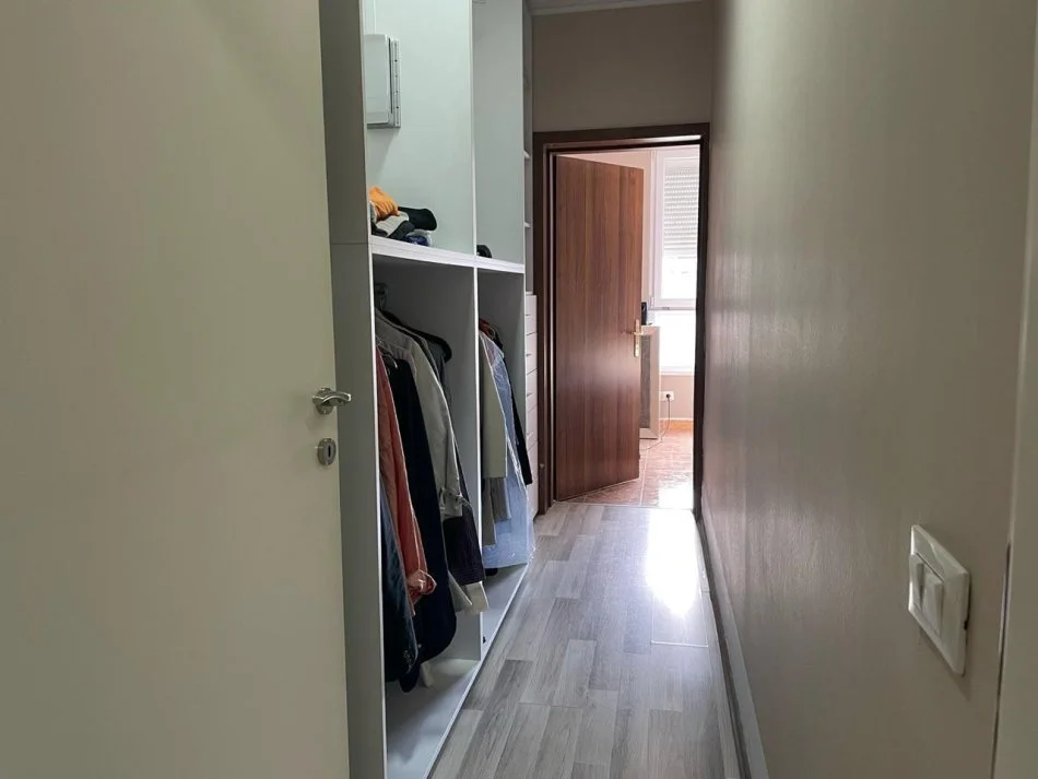 Tirane, jepet me qera apartament 2+1+Ballkon Kati 7, 130 m² 1.300 € (Bllok, Sky Tower)