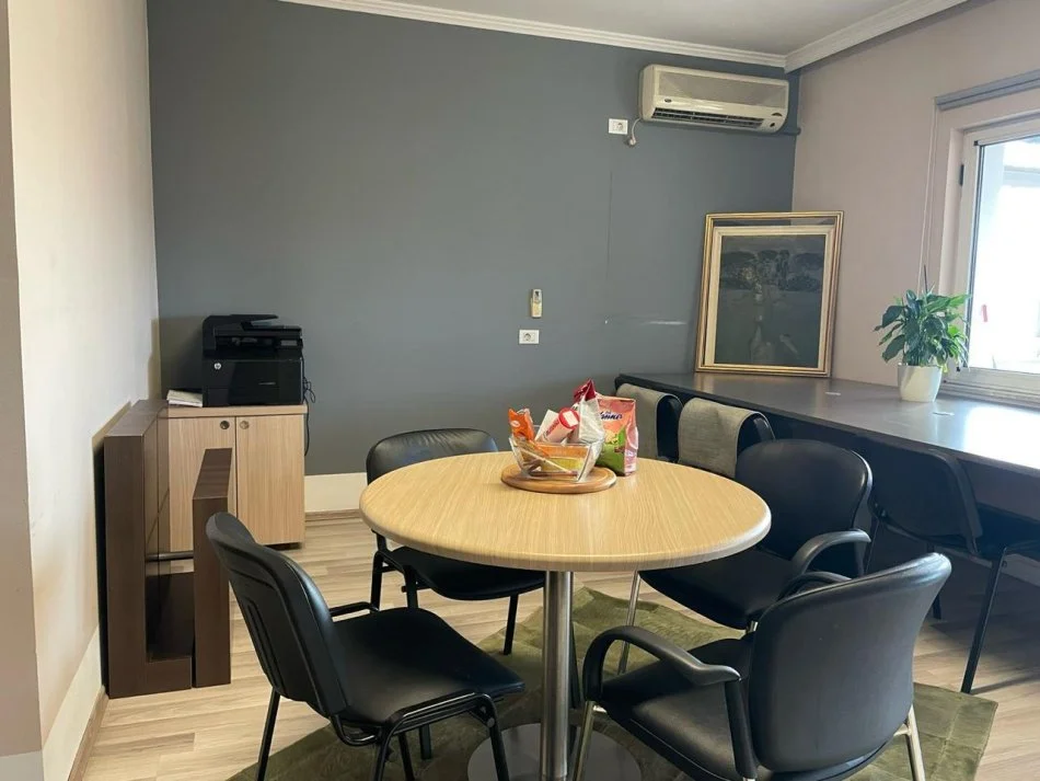 Tirane, jepet me qera apartament 2+1+Ballkon Kati 7, 130 m² 1.300 € (Bllok, Sky Tower)