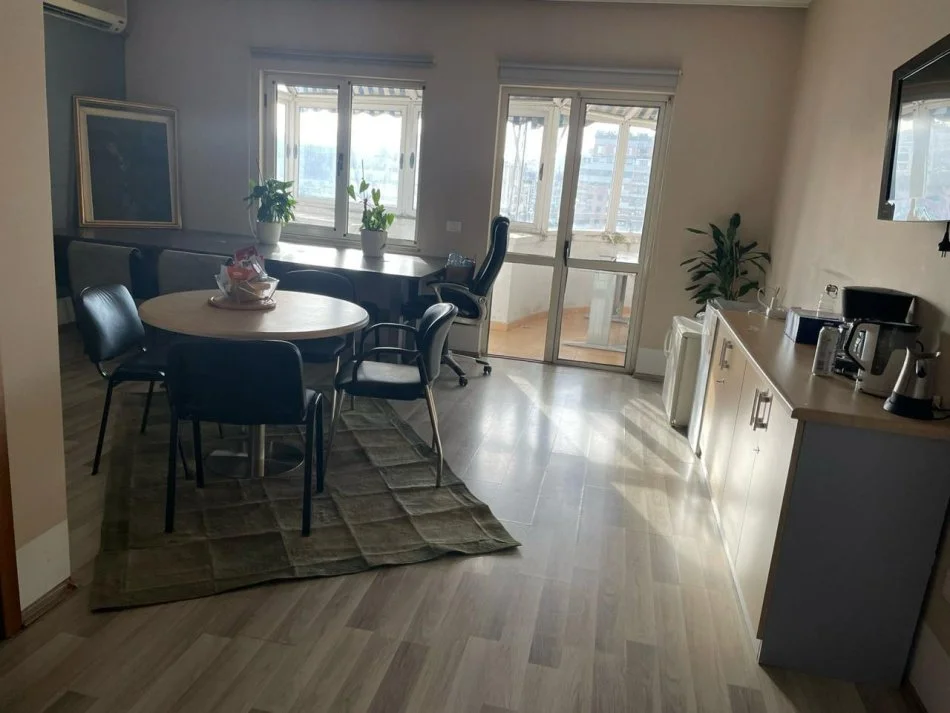 Tirane, jepet me qera apartament 2+1+Ballkon Kati 7, 130 m² 1.300 € (Bllok, Sky Tower)