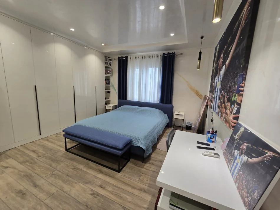 Tirane, jepet me qera apartament 2+1+Ballkon Kati 2, 150 m² 550 € (Shkolla Myslym Keta)