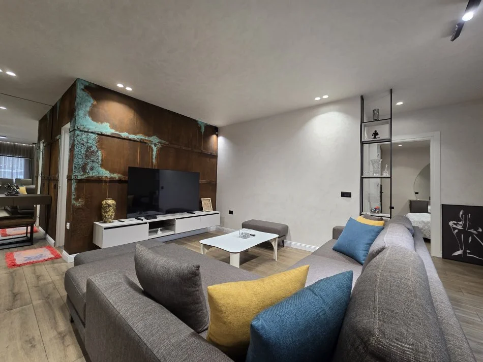 Tirane, jepet me qera apartament 2+1+Ballkon Kati 2, 150 m² 550 € (Shkolla Myslym Keta)