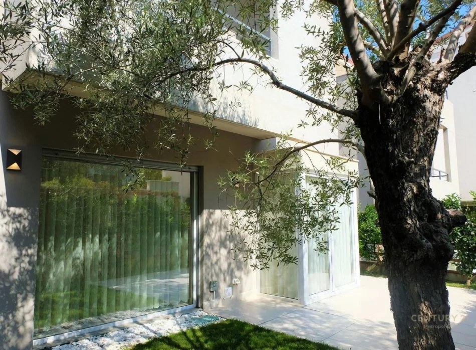 jepet me qera Vile 4+1+Aneks+Ballkon Kati 3, 430 m² 2.500 € (Qendra Tregtare TEG)