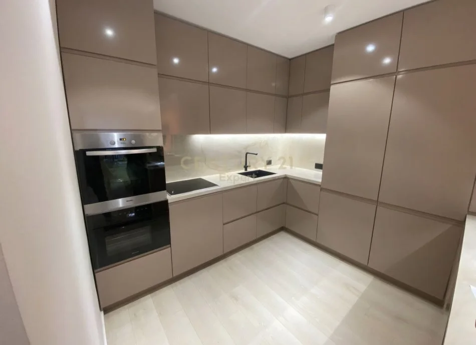 Tirane, jepet me qera apartament 2+1 Kati 9, 120 m² 1.800 € (Liqeni I Tiranës)