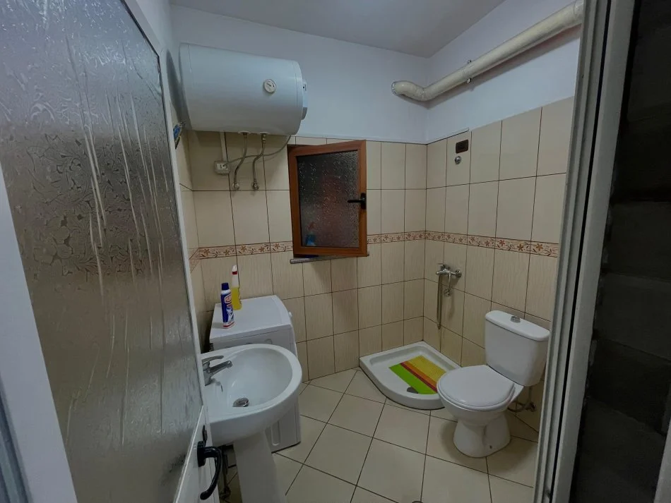 Tirane, jap me qera apartament 1+1+Ballkon Kati 2, 60 m² 300 € (Rrethrotullimi i shkozes)