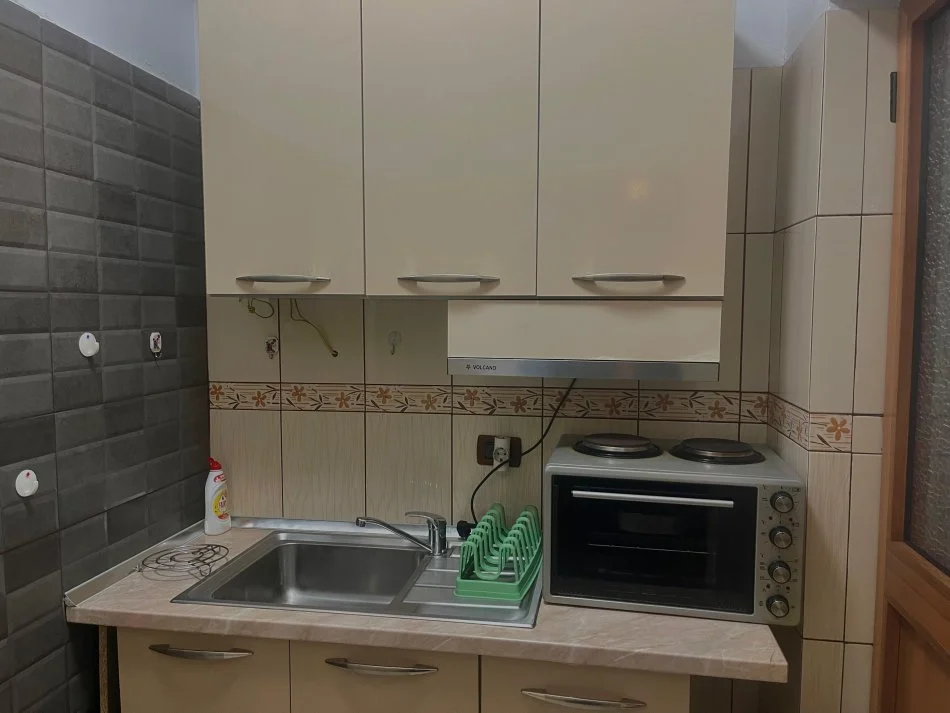 Tirane, jap me qera apartament 1+1+Ballkon Kati 2, 60 m² 300 € (Rrethrotullimi i shkozes)